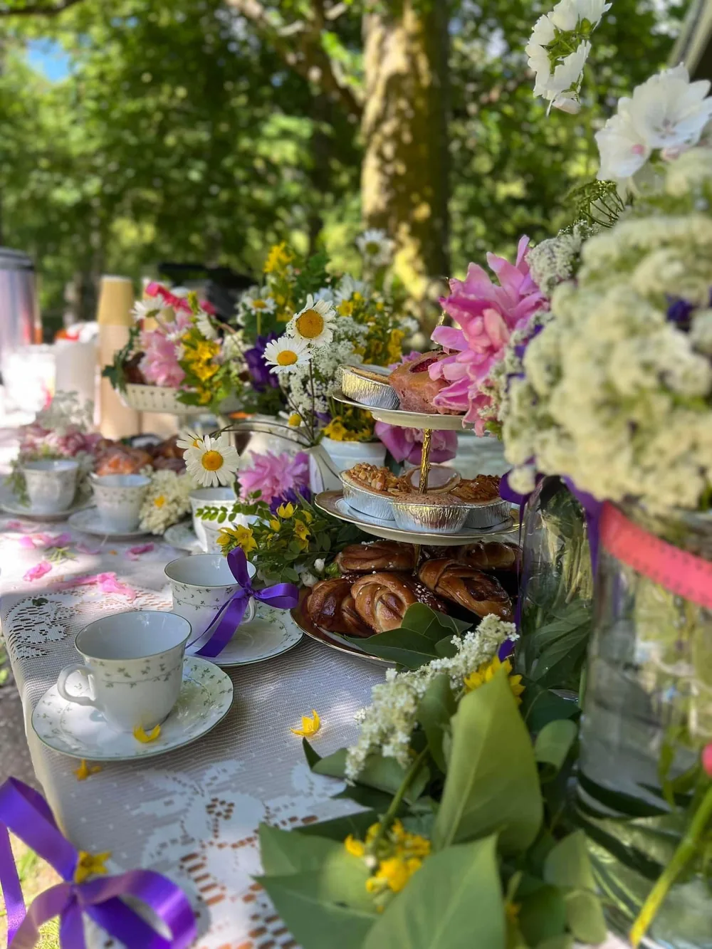 Färgstark cafédukning med blommor och bakverk